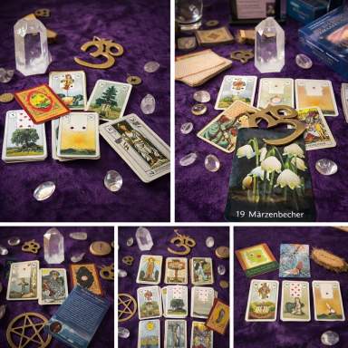Tarotkarten, Kristalle und spirituelle Symbole auf lila Samt.