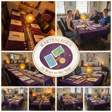 Ein festlich gedeckter Tisch mit lila Tischdecke und Karten für eine Veranstaltung.